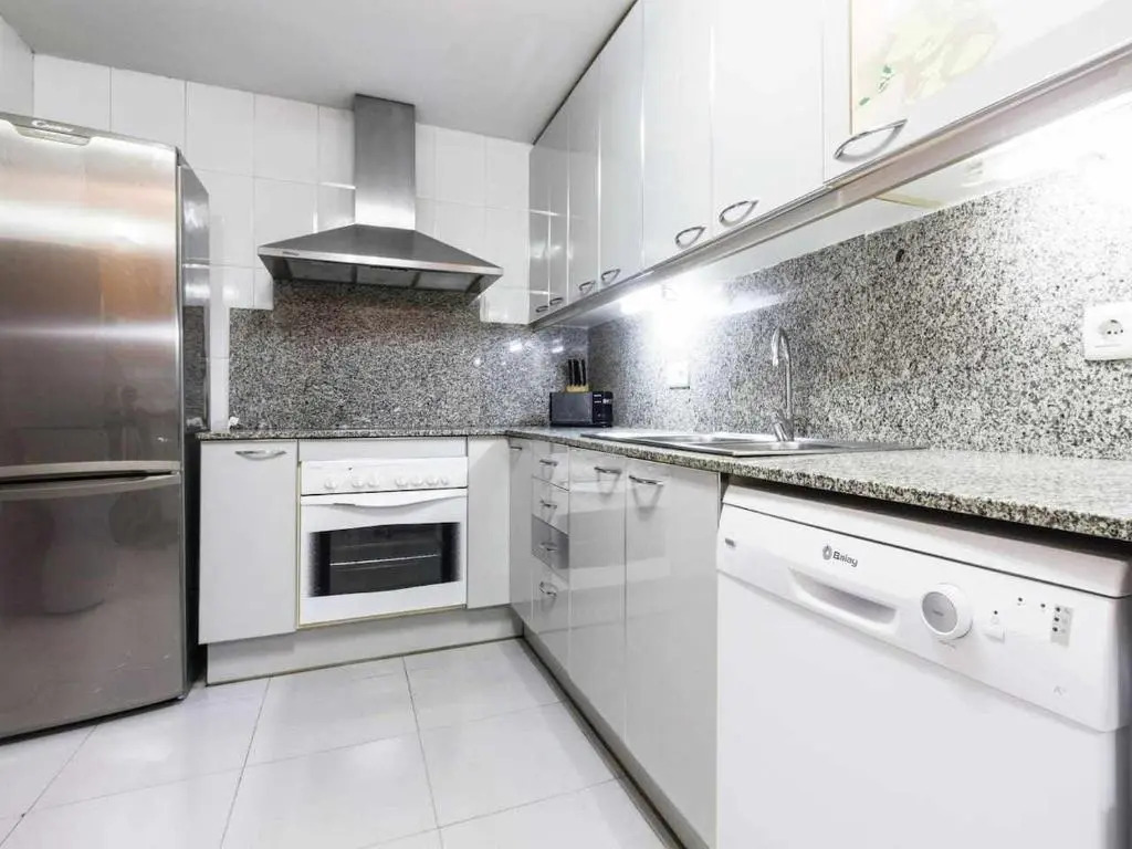 Comfortable 4 rooms 2Bath w balcony