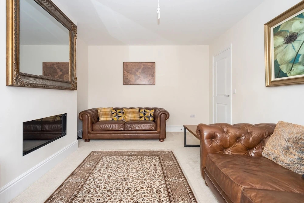 Huge & Modern 4 Bedroom House in York