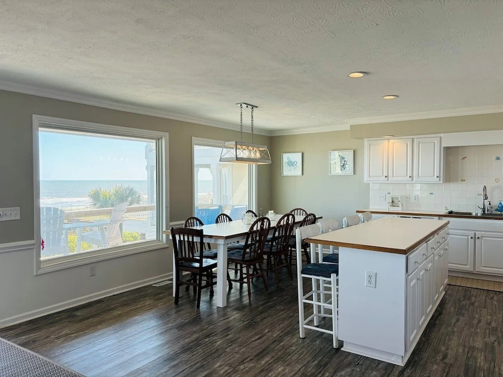 Nothin But Nett 5 Bedroom Home by RedAwning