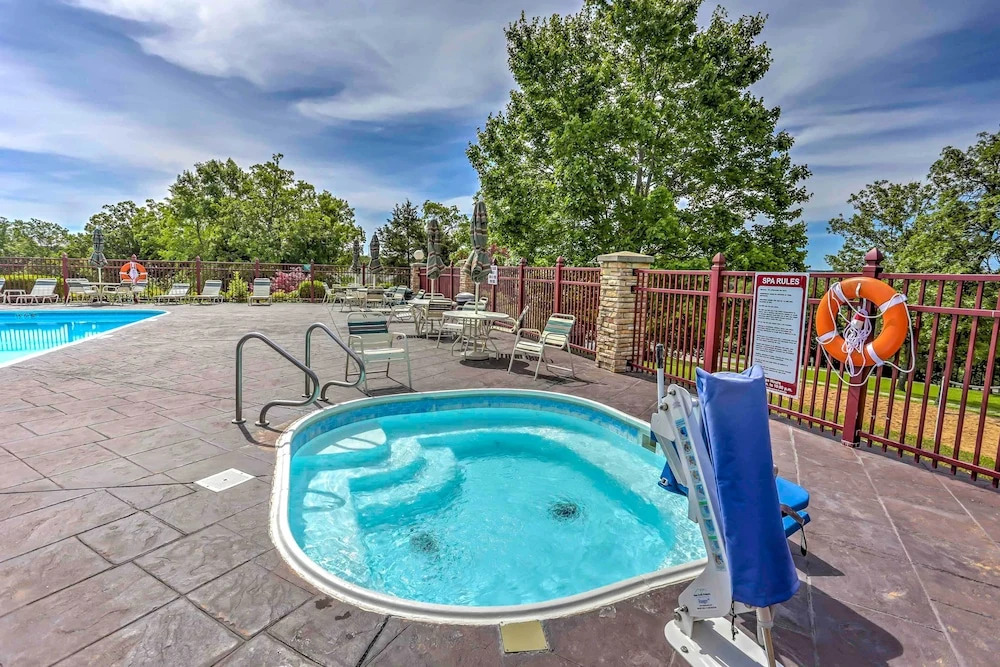 Modern Resort Condo ~ 3 Mi to Branson Landing