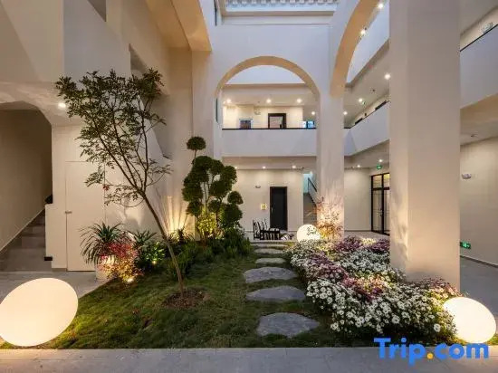 Xingman Yunli Designer Oxygen Homestay (Dukezong Ancient City Branch)