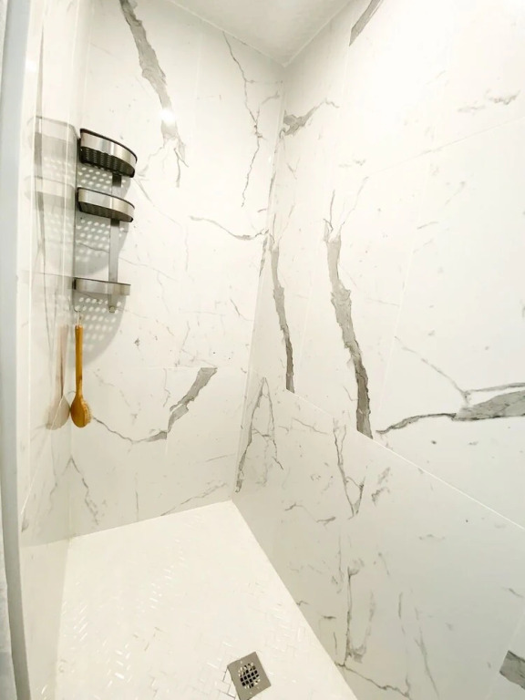 Brand New Basement Apt next to Beach & Go Train
