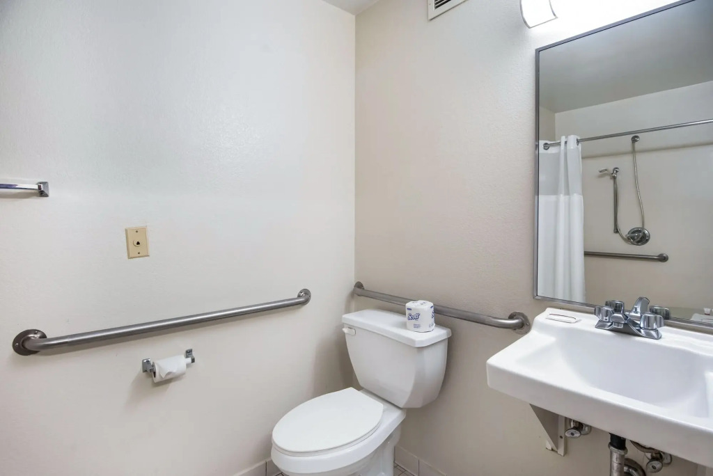HomeTowne Studios by Red Roof Colorado Springs - Airport