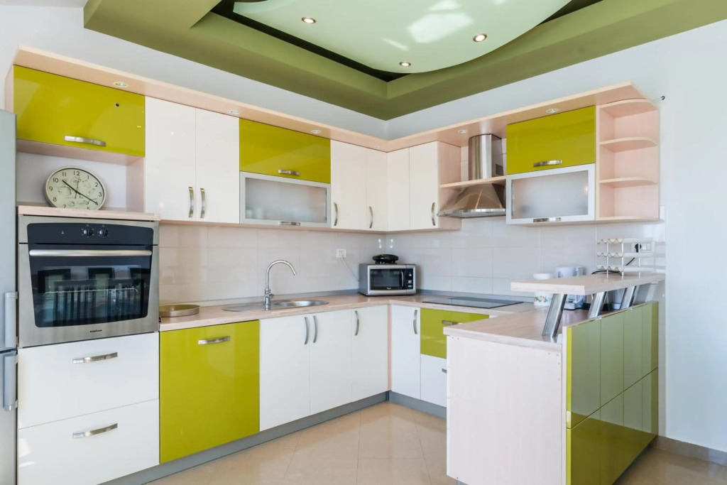 Crowonder Sun&Fun Holiday House with Large Swimming Pool, Playroom and Garden