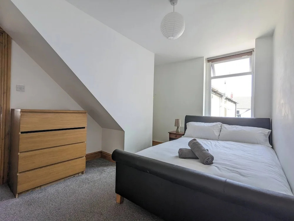 Family-sized Comfort - Walk to Lake & City Centre