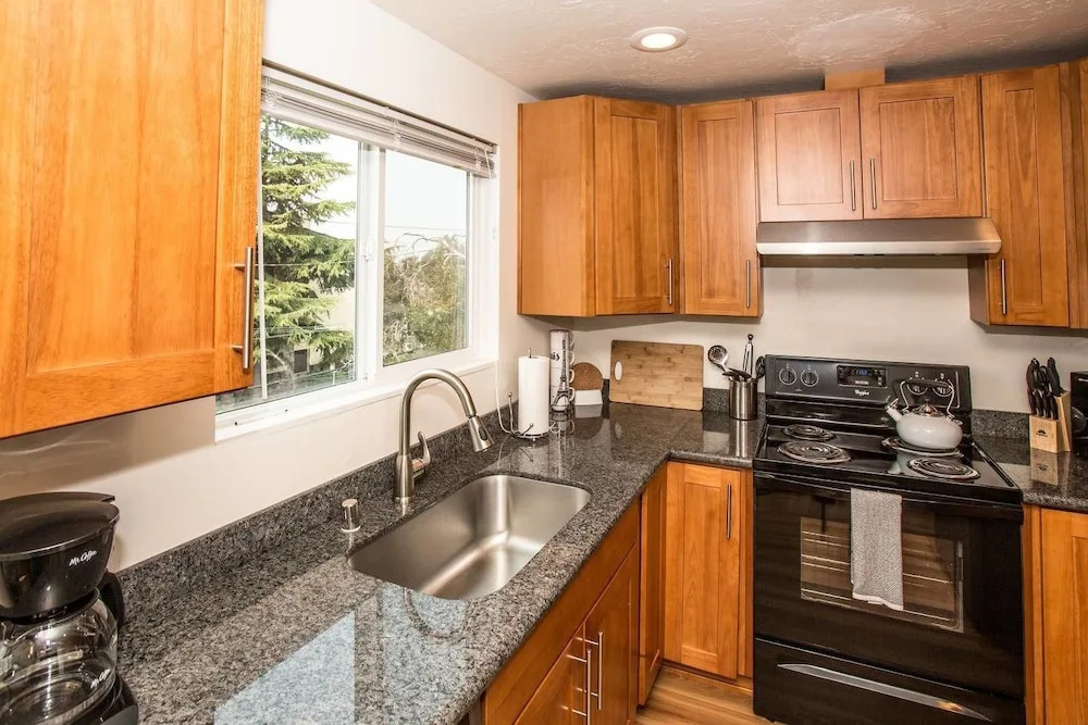 Sweet Seattle Retreat 3 Apts 7 Bd Sleeps 20!