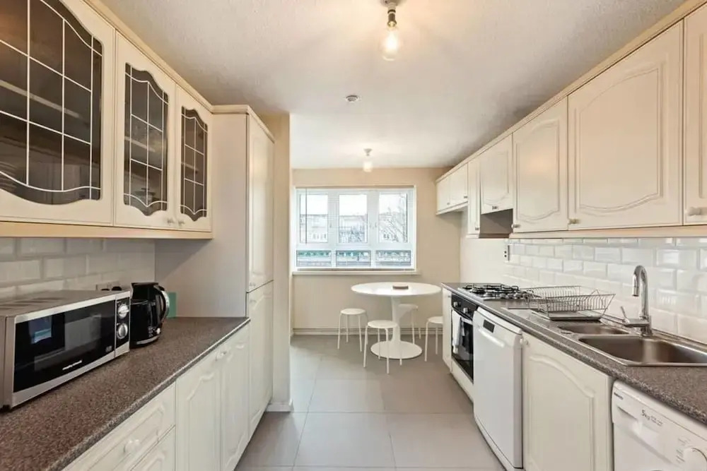 Comfy 6-sleeper Apt w/ Large Patio in W Kensington