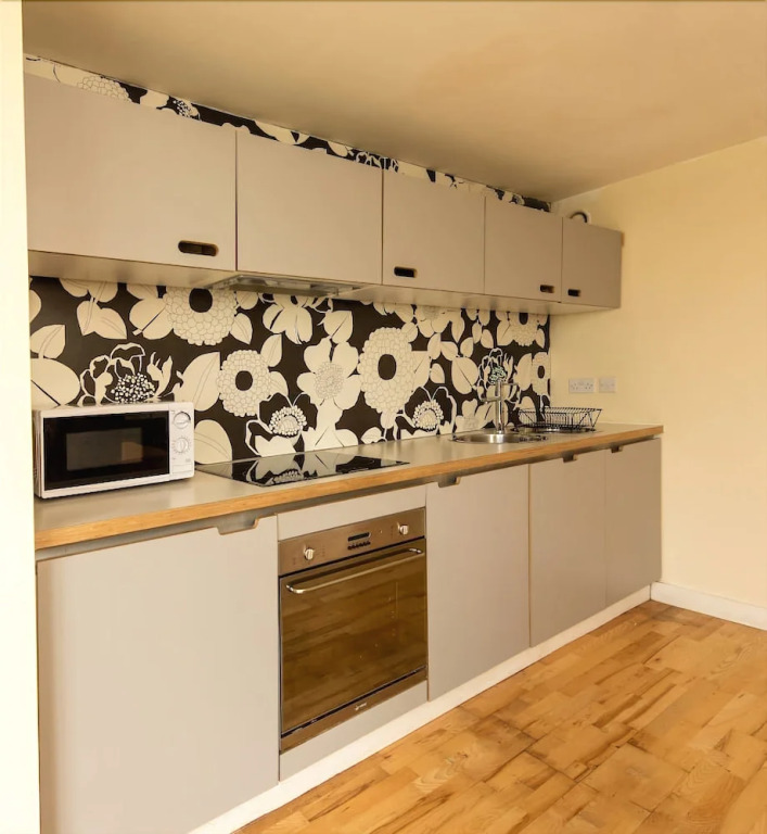 Convenient 1Br Flat Near City Centre