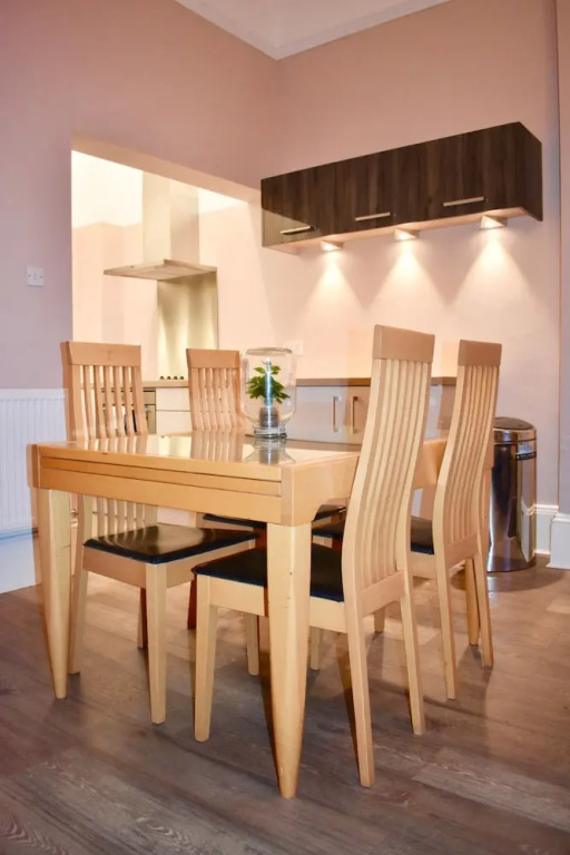 Stylish 2 Bedroom Georgian Apartment in City Centre