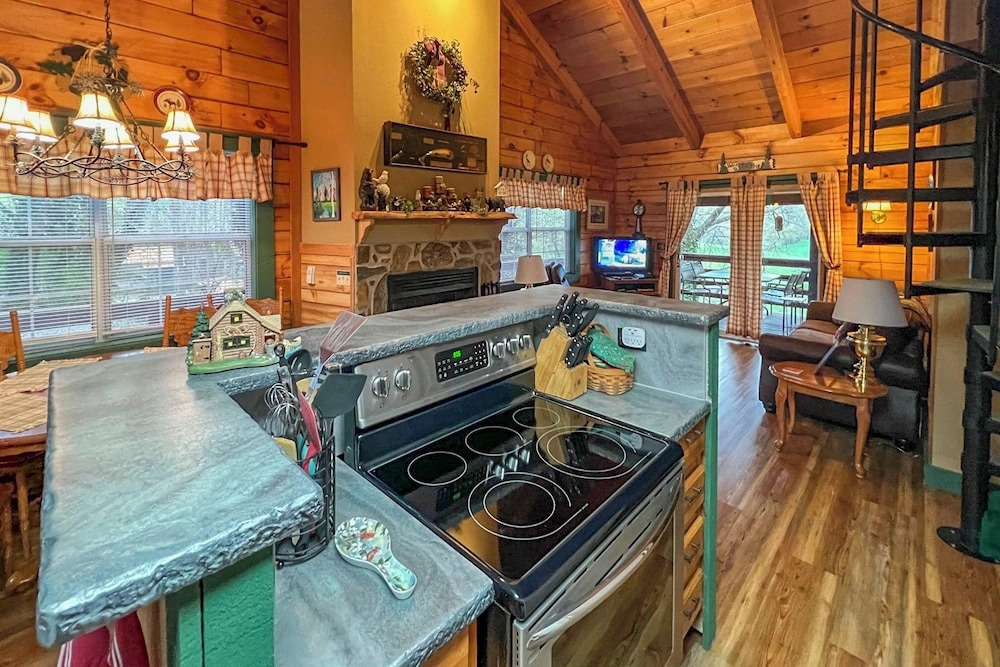 Serene Cabin in the Smokies w/ 2 Decks & Hot Tub!