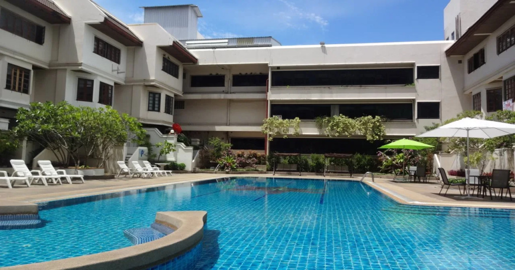Peace Pool BnB Family & Female only