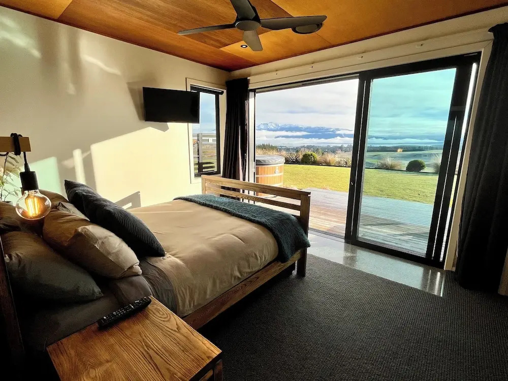 Fiordland Eco-Retreat -- Panoramic Views -- Hot Tub