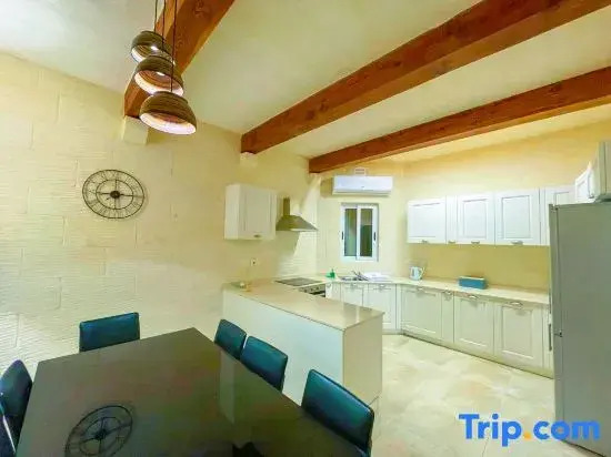 INNI - 4 bedrooms (sleeps 8 + 2 kids) Gharb village