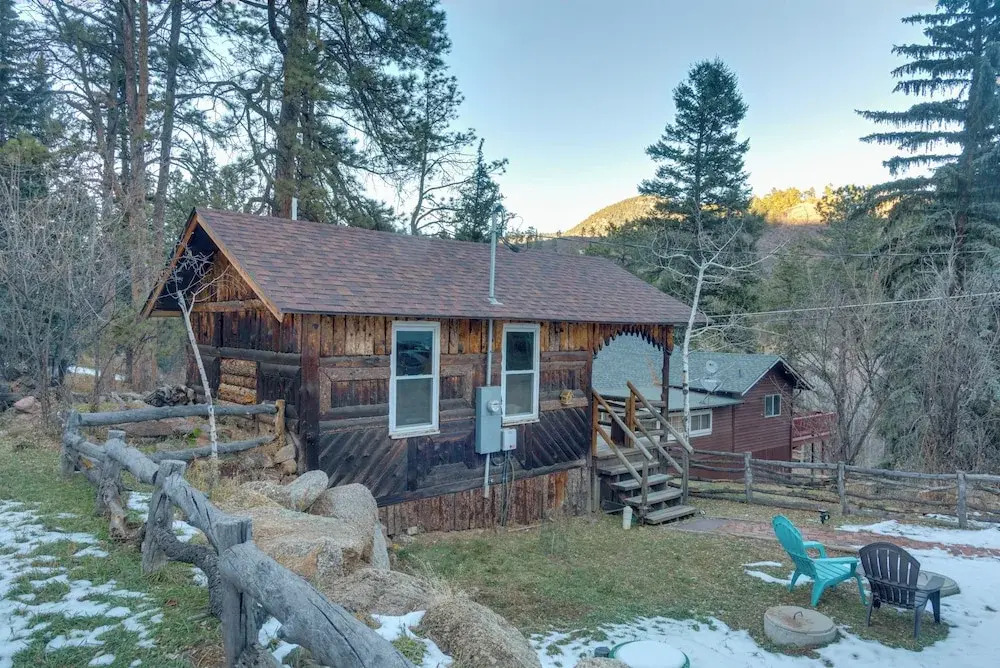 Rustic Log Cabin w/ Studio ~ 5 Mi to Pikes Peak