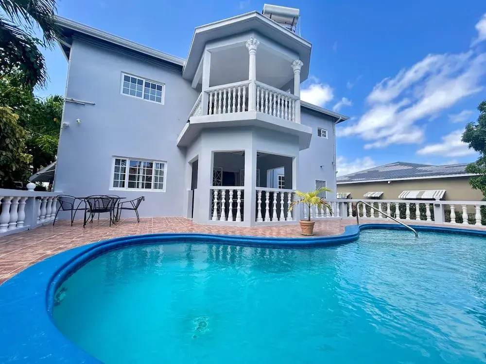 5 Bed Villa Sleeps 14 - Private Pool - Smart TVs