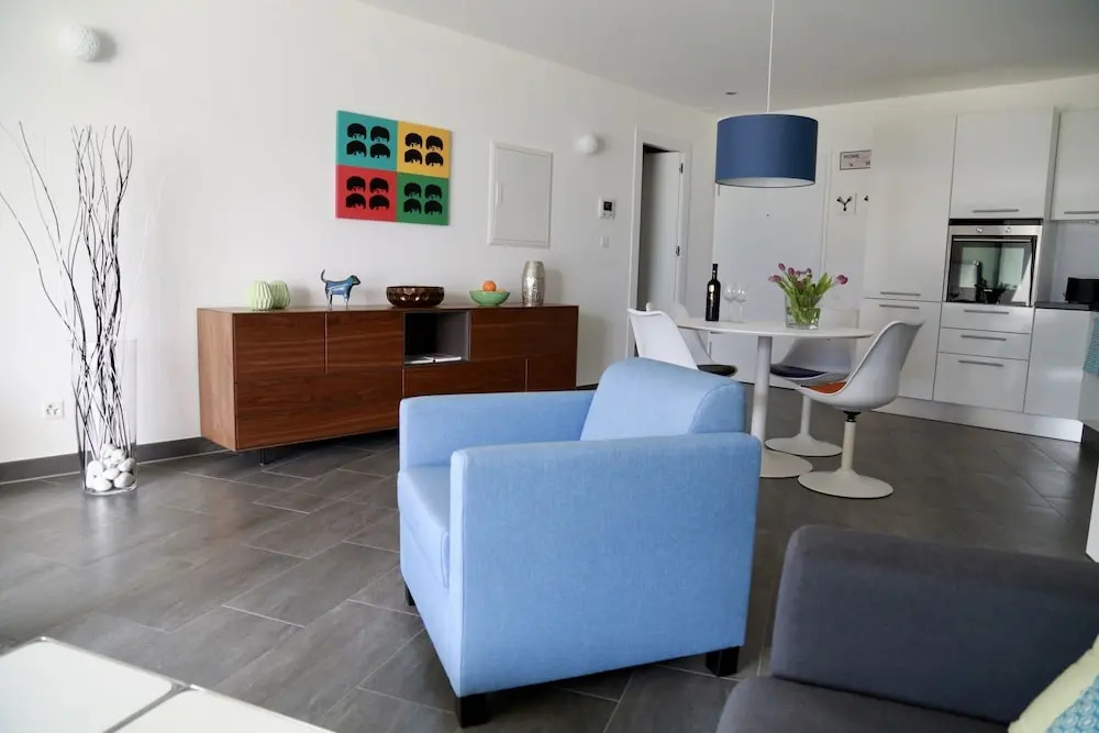 Beautiful Lake-view Apartment