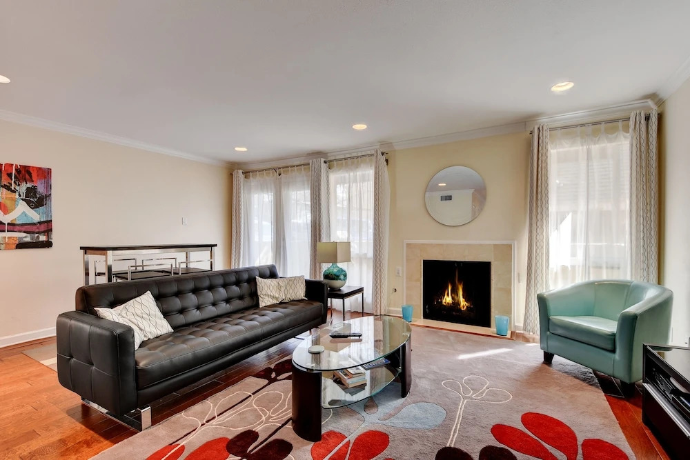 Downtown Austin Apt. W/ 2 Decks 1 Bedroom Condo