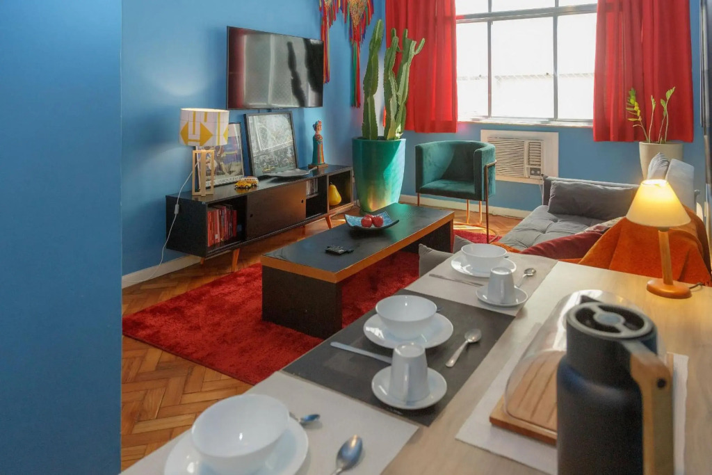 Jumpinbed Copacabana 14 - 2 bedroom apartment 100m from the beach.