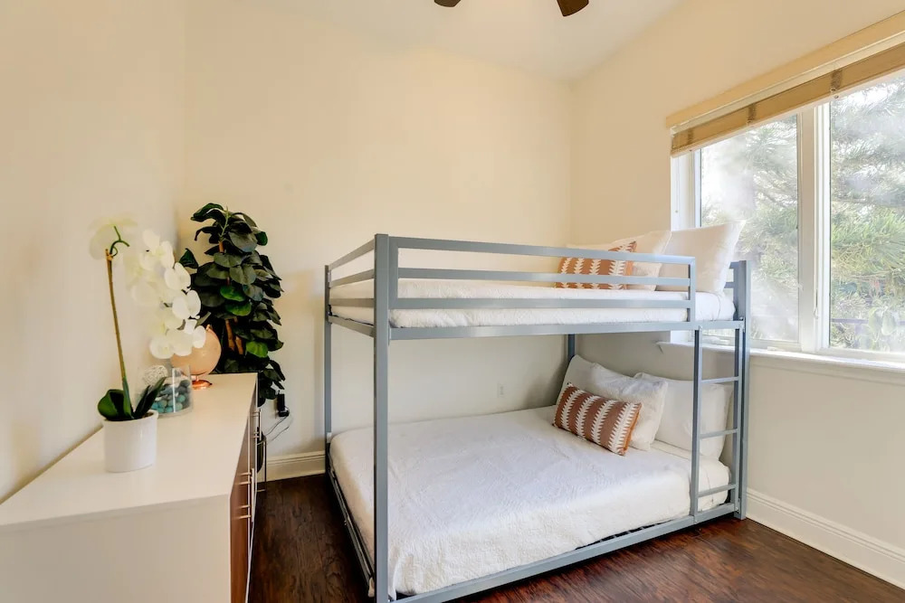 Sunny Sarasota Abode w/ Yard ~ 1 Mi to Dtwn!