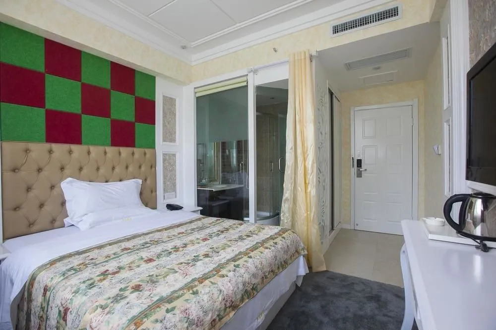 Roman Holiday Hotel (Wuhan Xibei Lake)