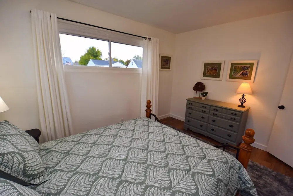 Modern 5 Bedroom Home Sleeps up to 12 15 min Walk to ND 2329