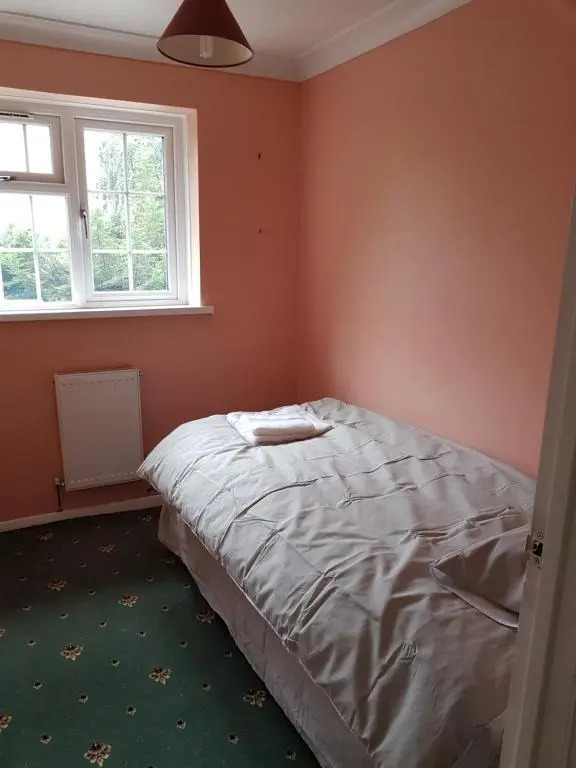 Spacious Swindon 5 bedroom house - sleeps up to 10