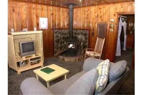 1198 Carson Avenue 1 Bedroom Cabin by RedAwning