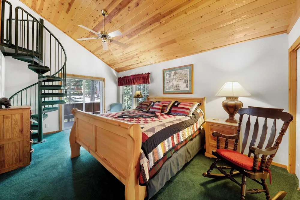 Paradise Pines 3BR Secluded Cabin Minutes in Tahoe Donner!