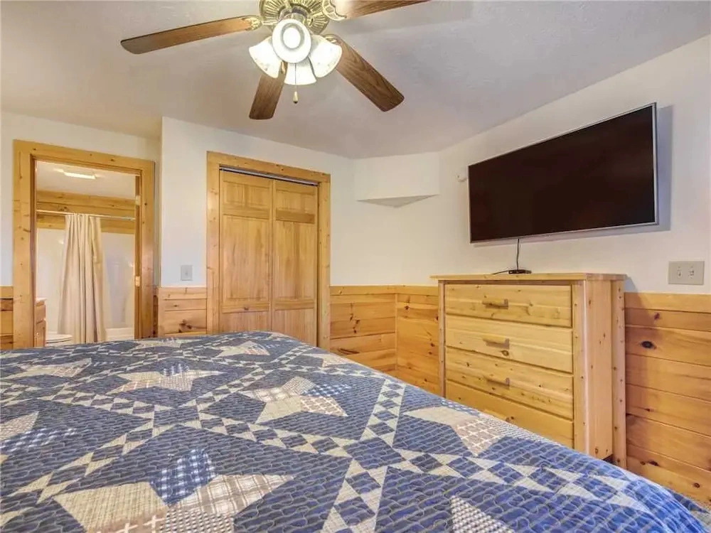 Timeless Mountain View, 3 Bedrooms, Pool Access, Hot Tub, Arcade, Sleeps 10