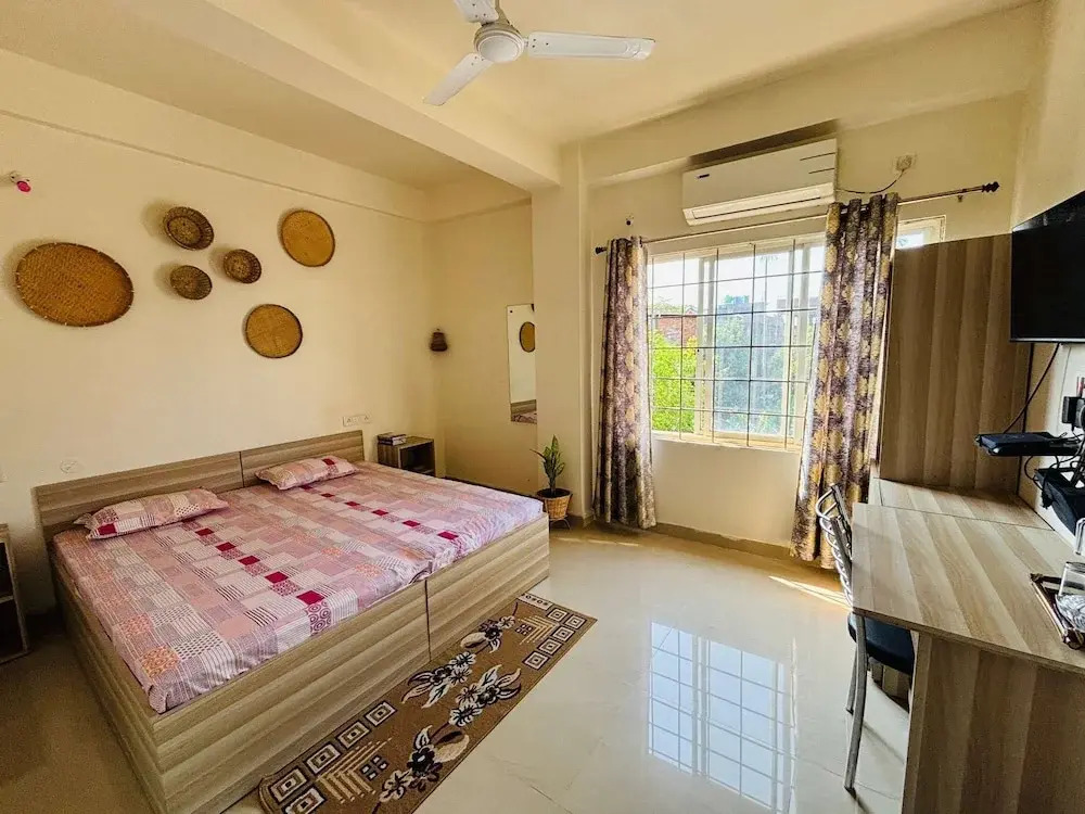 Malini Homes - Food & Lodging