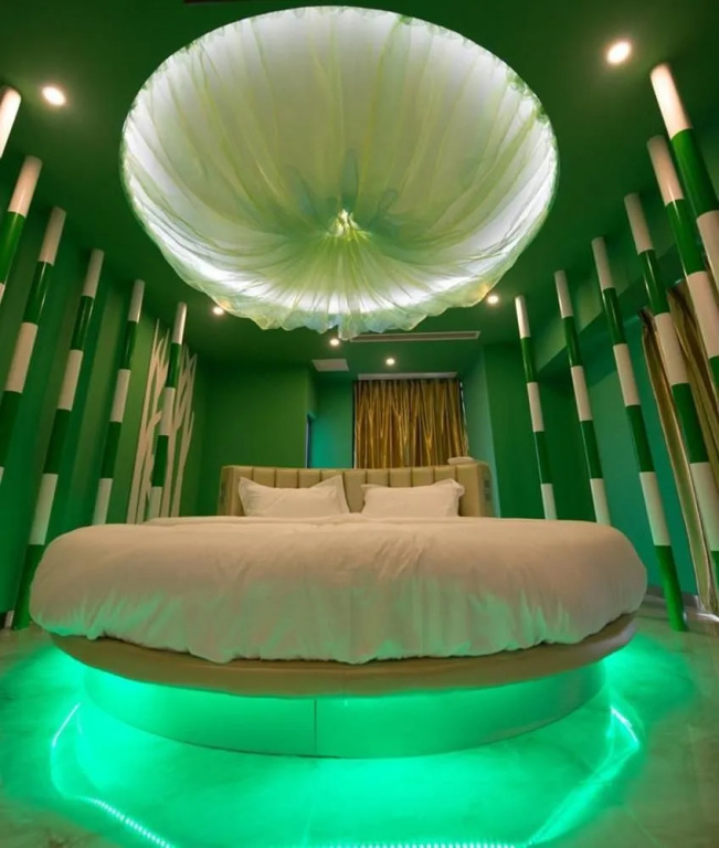 Leaf and Love Theme Hotel