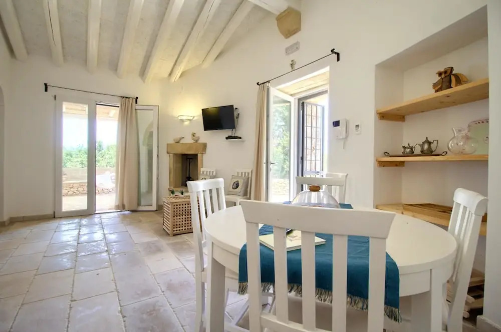Minerva, Luxe Stone House