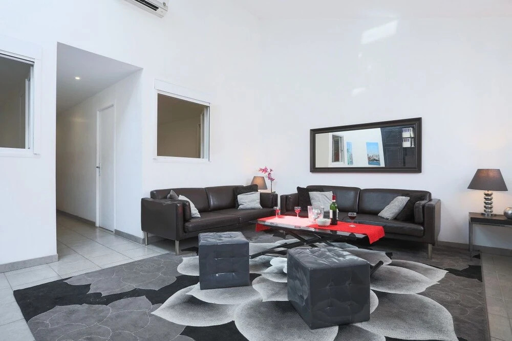 Spacious Apartment for 6, Ideally Located!
