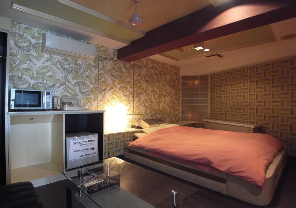 Hotel Tee (Adult Only)
