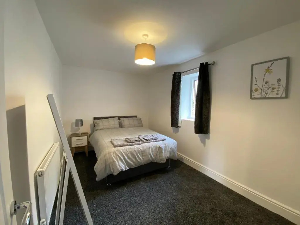 Spacious First Floor 3 Bed Mostyn Street Apartment