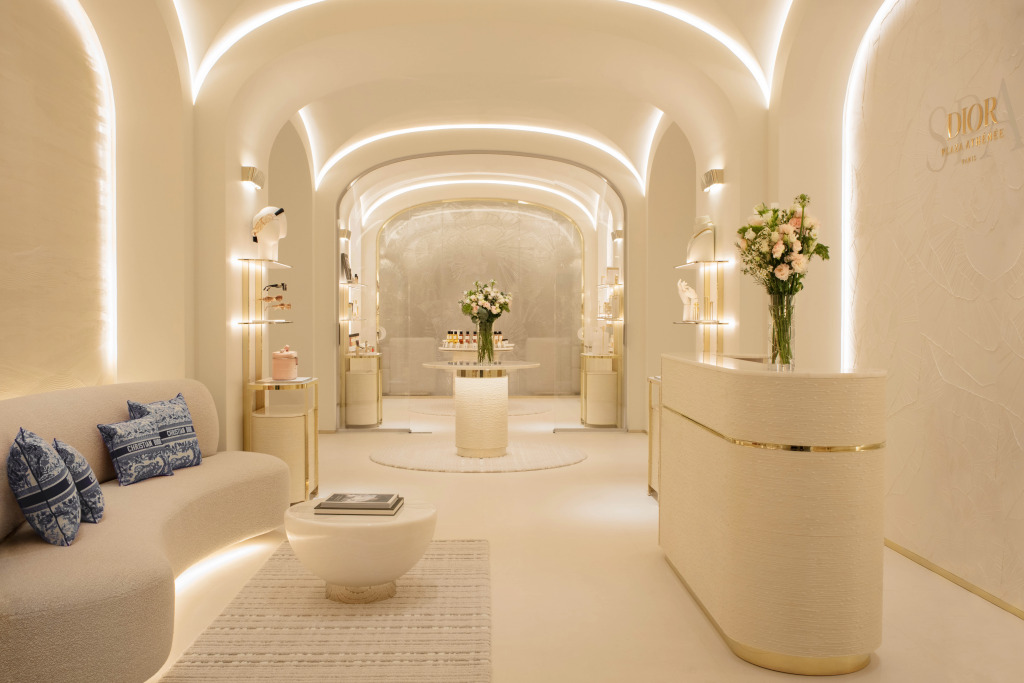 Отель Plaza Athenee
