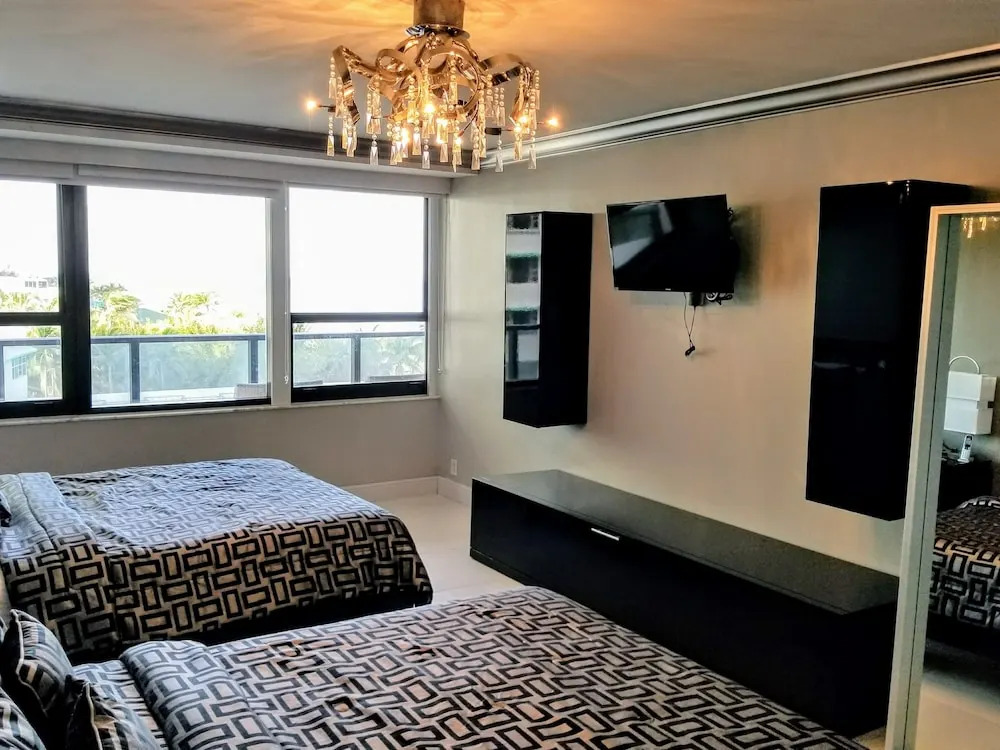 Alexander 604 3 Bedroom Apts by RedAwning