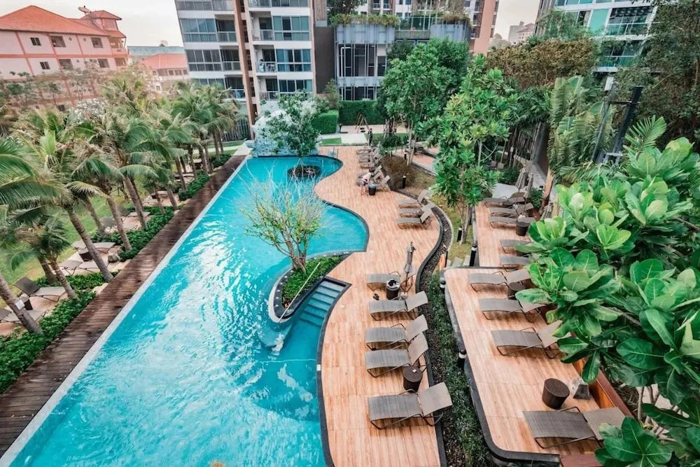 Large High Floor, Best Pool and Awesome Location