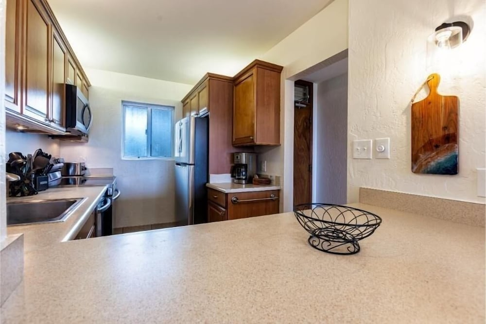 Menehune Shores #423 2 Bedroom Condo by RedAwning