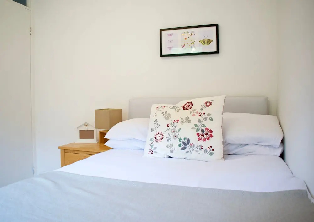 Modern 2 Bedroom Ground Floor Flat with Parking