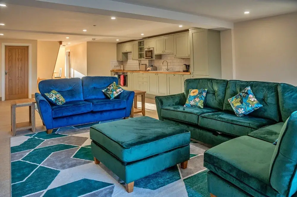 Barn in Cotswolds With Hot Tub & Scenic Trails