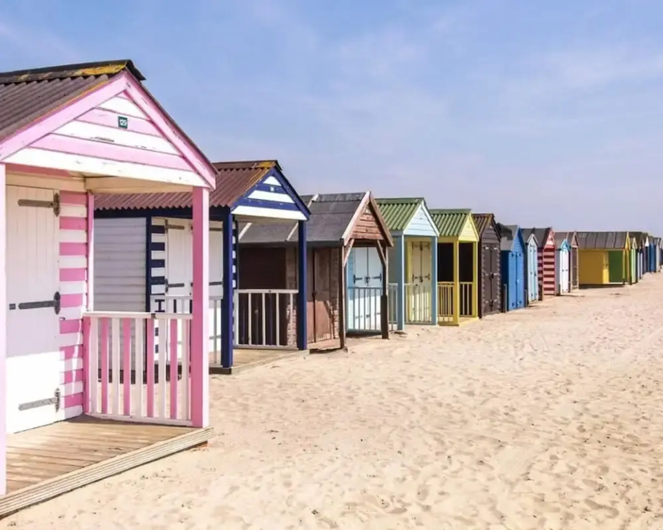 Coastal Retreat for 8 With Hot Tub - Walk to Beach