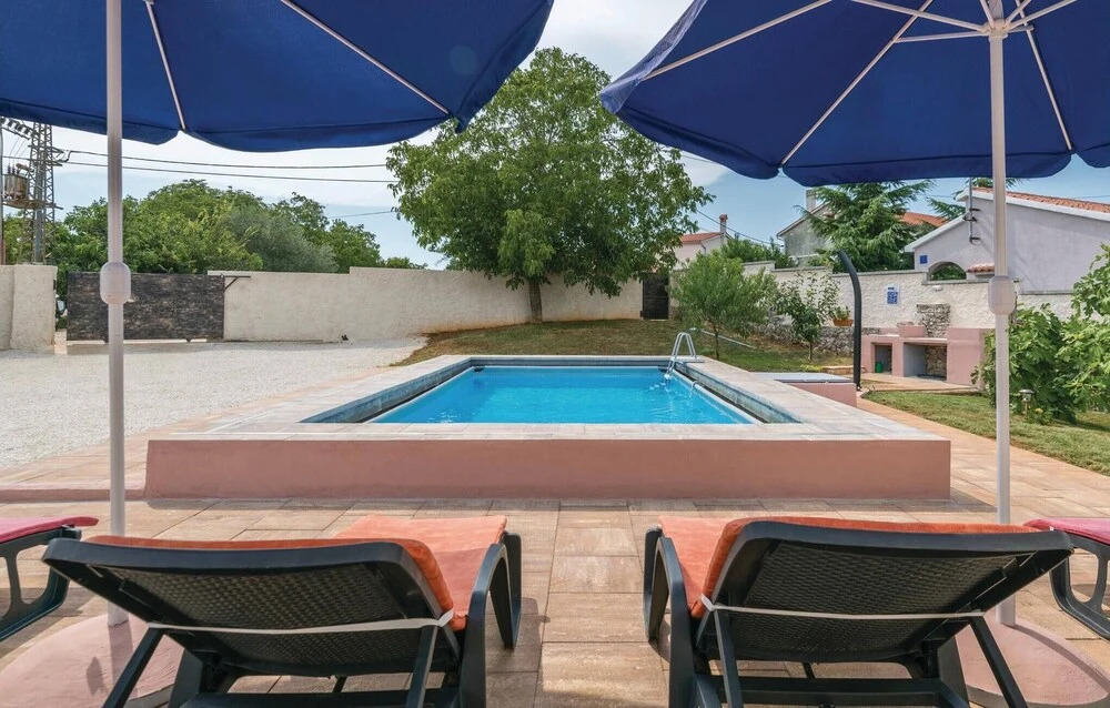 Three-Bedroom Holiday Home In Divsici