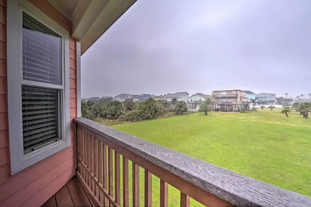 1/4 Mi to Beach: Canal-view Home in Galveston!