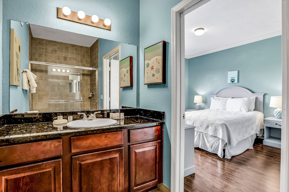 Fantastic Lake-view Condo With Pool, hot Tub, Balcony, AC & Kitchen -near Disney