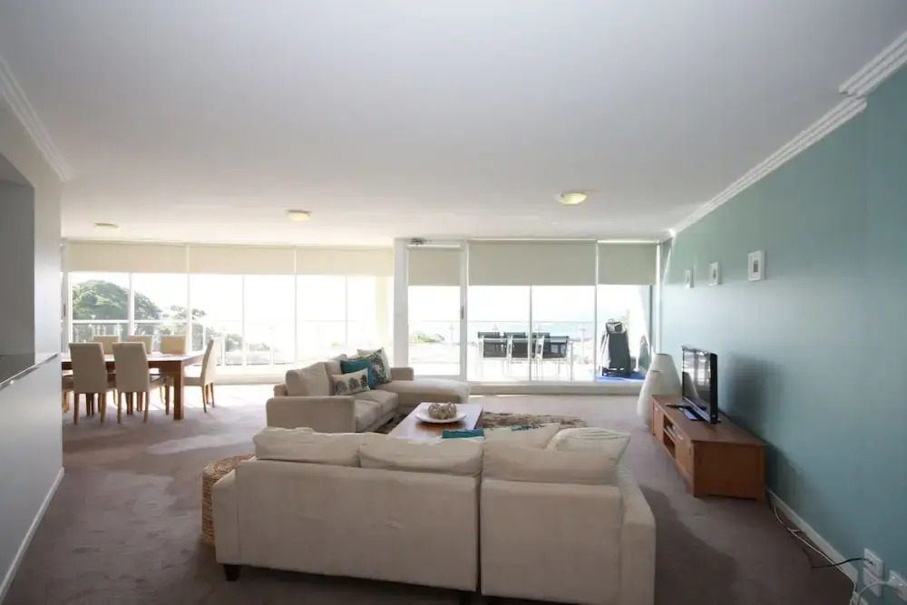 Oasis, Unit 11/5 Laman Street