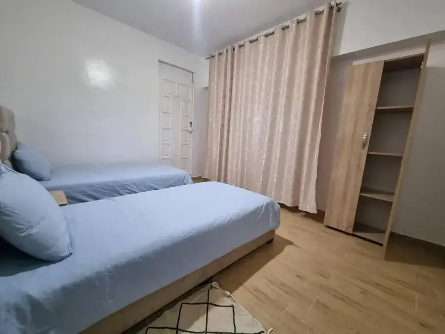 Spacious 2 BR near mausolée med V, 1min walk tram.