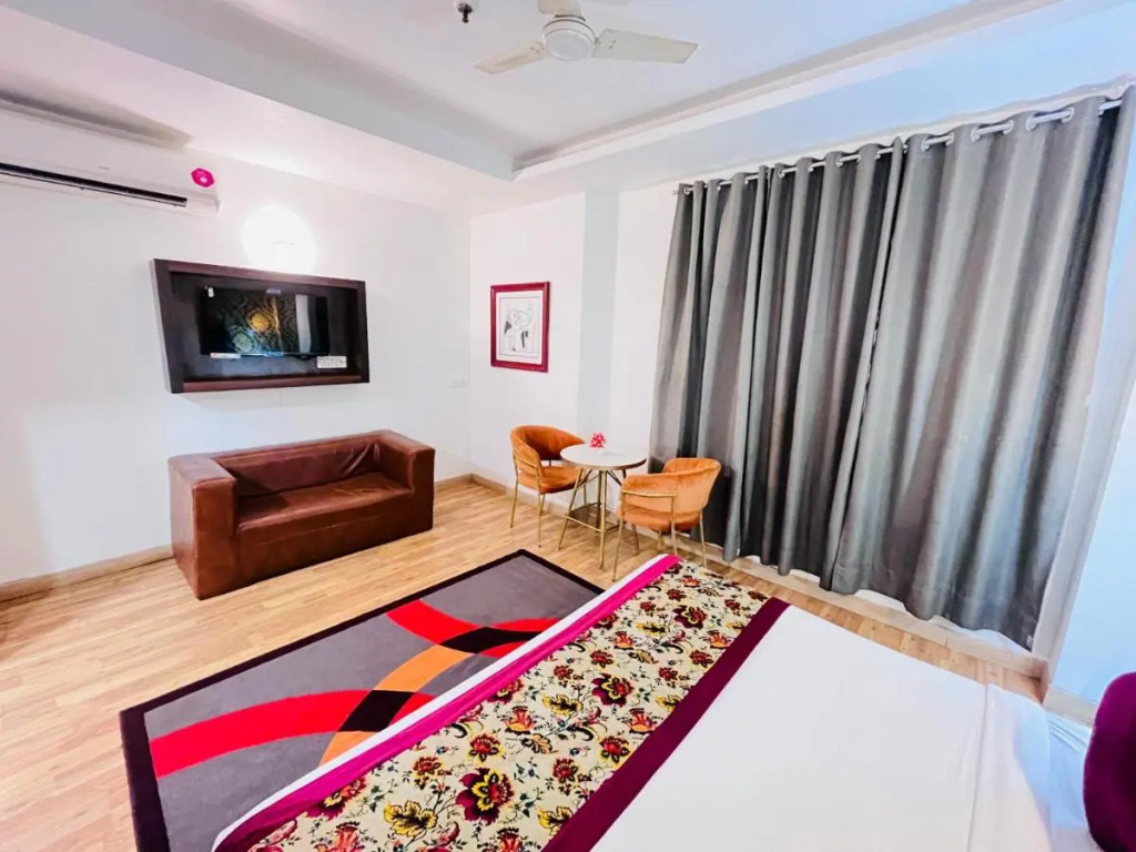 Qotel Hotel AT Residency Kaushambi