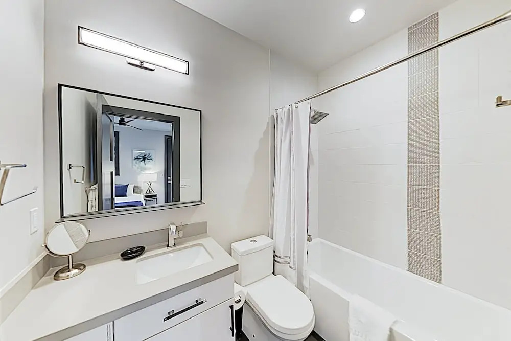 Brand-new W/ Private Hot Tub, Walk To Lift! 3 Bedroom Home