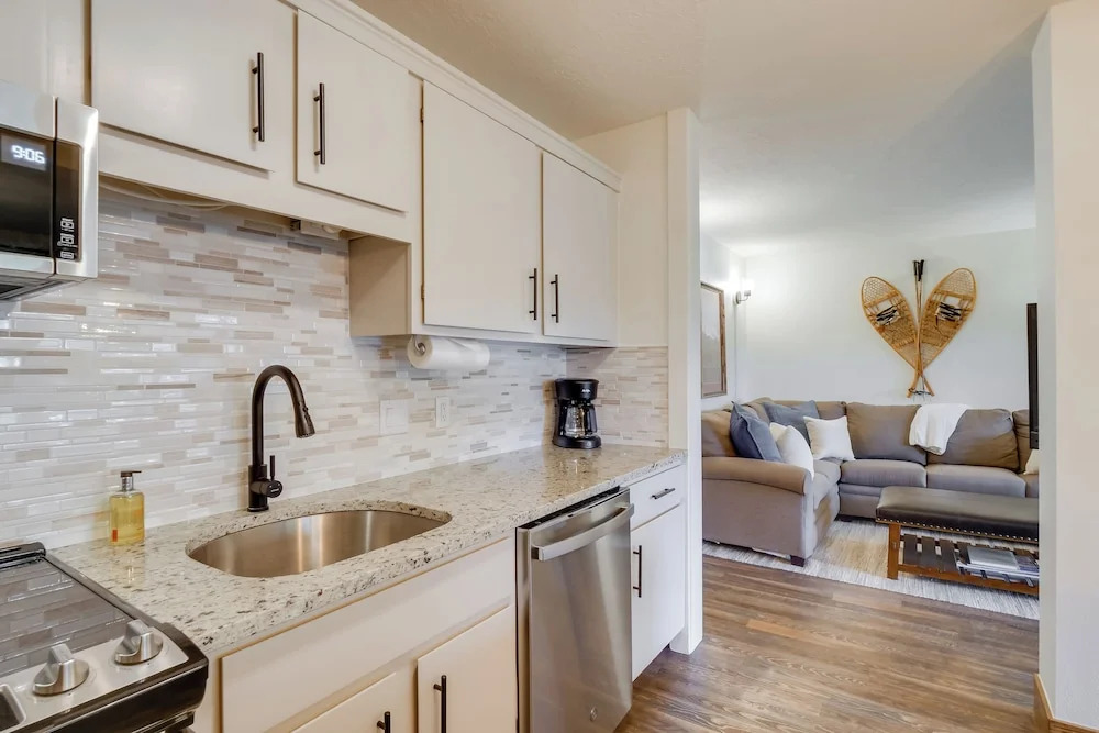 Walk to Ski Shuttle: Cozy Mountain Meadows Condo